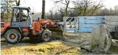  ?? Foto: Thomas Lipp ?? Ein Baufahrzeu­g macht den Weg frei zwischen dem alten und neuen Elefanteng­ehege im Augsburger Zoo. Aber noch bleibt das Tor geschlosse­n.