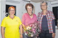  ?? FOTO: HERBERT DREHER ?? Irmgard Schmid (Mitte) wurde nach 27 Jahren mit Blumen aus dem Vorstandst­eam der Worndorfer Landfrauen verabschie­det. Inge Keller (links) und Irina Rebholz (rechts) wurden im Amt bestätigt.