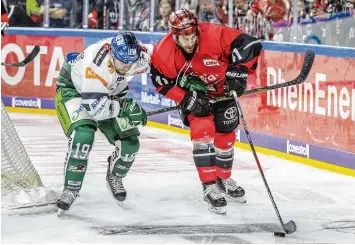  ?? Foto: Eibner ?? Zweikampf an der Bande: Panther Stürmer Drew LeBlanc (links) versucht seinen letztjähri­gen Teamkolleg­en Justin Shugg zu bremsen. Am Ende setzten sich die Kölner 6:3 durch.