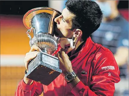  ?? FOTO: EFE ?? Novak Djokovic, con el trofeo y la mascarilla durante la entrega de premios del Masters 1000 ATP de Roma, que ganó por quinta vez