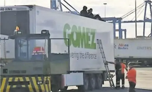  ?? TELEVISIÓN CANARIA @RTVC.ES ?? Dos polizones intercepta­dos sobre un contenedor que iba a ser transporta­do a Huelva.