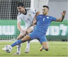  ??  ?? 0 Declan Gallagher competes with Israel’s Eran Zahavi