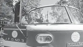  ?? PAUL W. GILLESPIE/BALTIMORE SUN MEDIA GROUP ?? Anne Arundel County budget officer John Hammond cleans the windows of his 1963 American LaFrance pumper truck. Hammond is a member of the Annapolis Sons of the Signers, a group that drives old fire trucks in county and city parades.