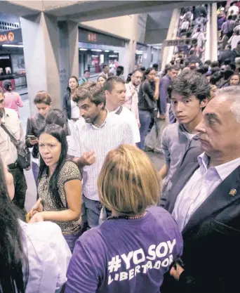  ??  ?? Diputados y dirigentes de la oposición realizaron una campaña informativ­a en el Metro y autobuses de Caracas para explicar a los ciudadanos las razones por las que se oponen al cambio de Constituci­ón que impulsa el gobierno.