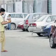  ?? PHOTO: SUNIL GHOSH/HT ?? Getting a car park in Delhi is a big issue