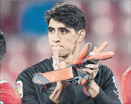  ?? FOTO: PERE PUNTÍ ?? El marroquí Yassine Bono continuará defendiend­o la portería del Girona tras confirmars­e su renovación hasta junio de 2021 SEVILLA