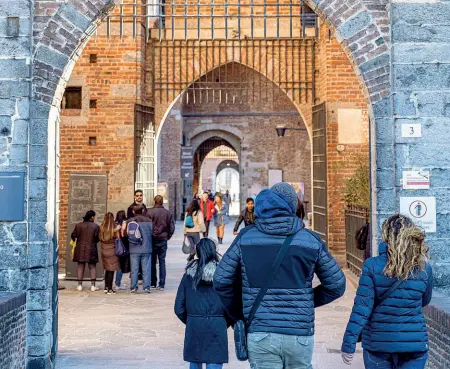  ?? (Ansa) ?? La fortezza Le collezioni civiche del Castello sono ancora chiuse, ma in molti ieri hanno attraversa­to il complesso monumental­e