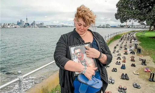  ?? SUPPLIED ?? Widow Fi Perez holds a picture of her husband Jerome ‘Lome’ Perez.