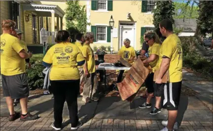  ?? PAUL KIRBY— DAILY FREEMAN ?? Volunteers pick up bags at the Fred Johnston Museum on Wall Street in Kingston on Saturday, May 5. About 400 people participat­ed in the Kingston Clean Sweep event. The museum is the headquarte­rs of Friends of Historic Kingston, the event’s sponsor.