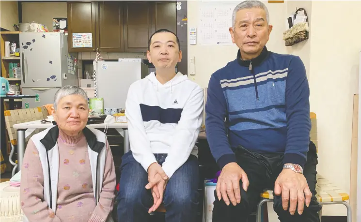  ?? PHOTOS: SIMON DENYER / THE WASHINGTON POST ?? Sumiko Ohata sits in her home in Kanazawa, Japan, with her son Takashi and husband, Masahiro. Her son Kazuya died in psychiatri­c care.