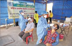  ?? BACHCHAN KUMAR/HT PHOTO ?? Medics take swab samples for Covid-19 test in Navi Mumbai on Wednesday