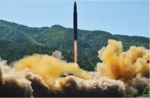  ??  ?? STR | KCNA VIA KNS | AFP China propõe suspensão dos testes balísticos e o fim das manobras militares