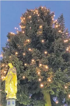  ?? FOTO: BAD WURZACH INFO ?? Auch der Weihnachts­baum am Stadtbrunn­en soll wieder zur adventlich­en Stimmung beitragen.