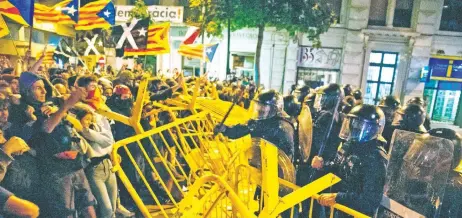  ??  ?? Manifestan­tes independen­tistas se enfrentaro­n con policías en Barcelona, tras una protesta a un año del referéndum de autodeterm­inación ilegal.