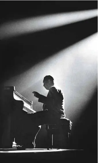  ?? ASSOCIATED PRESS/HERMAN LEONARD PHOTOGRAPH­Y, LLC., CTSIMAGES ?? Duke Ellington au théâtre Olympia de Paris, en 1958