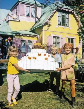  ?? FOTO: KEYSTONE ?? Szene aus einer Pippi-Langstrump­f-Verfilmung (1969). Für ihre Koch- und Backkünste wird Pippi von Autorin Cara Nicoletti geschätzt.