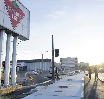  ?? PHOTO STEVENS LEBLANC ?? Le Canadian Tire de la route de l’église, à Sainte-foy, a perdu plusieurs cases de stationnem­ent en raison des travaux de réaménagem­ent du boulevard Hochelaga.