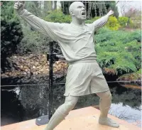  ??  ?? Beckham’s celebratio­n on Peter Mook’s statue