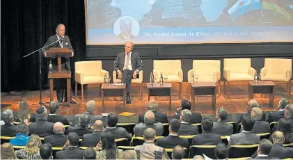  ??  ?? Conclusion­es. Daniel Funes de Rioja lee las conclusion­es del B-20 ante empresario­s y políticos en el CCK.