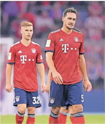  ?? FOTO: IMAGO ?? Hängende Köpfe bei den Bayern: Mats Hummels und Joshua Kimmich (hinten) nach der Pleite am Samstag.