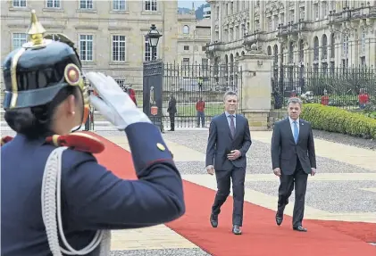  ?? PRESIDENCI­A ?? Alfombra roja. Los presidente­s Macri y Santos ayer al salir de la Casa de Nariño en Bogotá.