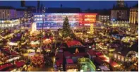  ??  ?? Der Kulturpala­st hinter dem Dresdner Striezelma­rkt ist blau-weiß-rot angestrahl­t.