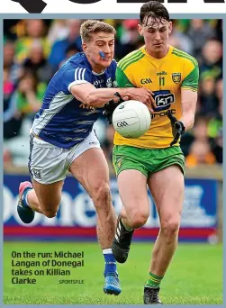  ?? SPORTSFILE ?? On the run: Michael Langan of Donegal takes on Killian Clarke