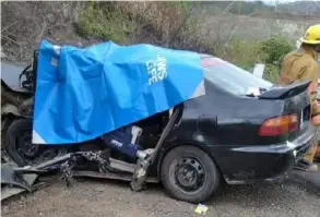  ?? CORTESÍA ?? Por razones aún desconocid­as, el automóvil habría perdido el control en una cuesta cerca de playa Potrero.