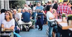  ?? RP-FOTO/ARCHIV: ANNE ORTHEN ?? Diese Terrasse auf der Ratinger Straße lockt zahlreiche Besucher an. 925 Außenterra­ssen hat die Stadt bislang dieses Jahr genehmigt.