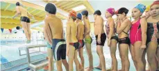  ?? FOTO: DPA ?? Nach Meinung von Fachleuten muss in Grundschul­en ein durchgängi­ger Schwimmunt­erricht gesichert sein.
