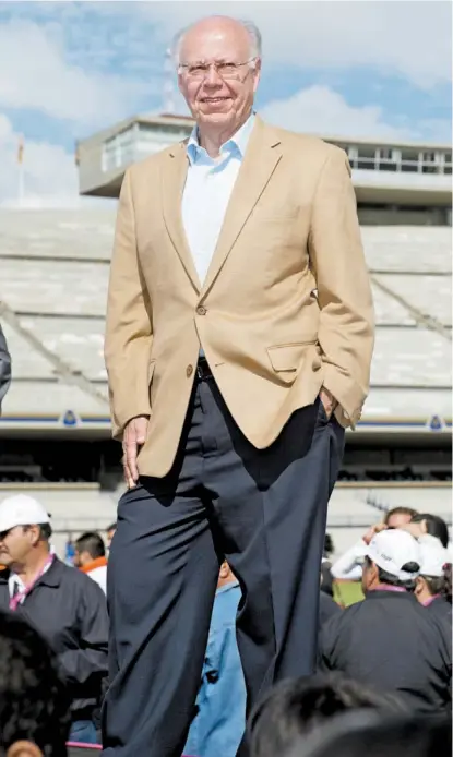  ??  ?? El rector de la UNAM, José Narro Robles, en el estadio Olímpico Universita­rio