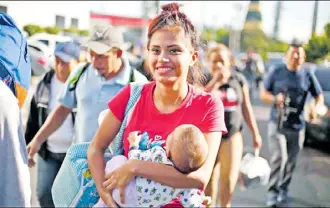  ??  ?? Nació la primera bebé de la caravana de migrante centroamer­icanos que avanzan hacia la frontera de México con Estados Unidos.