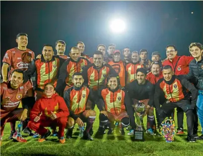  ??  ?? CAMPEONES. Las Leyendas de los Diablos Rojos posan con el trofeo de monarcas del torneo que ganaron anoche.