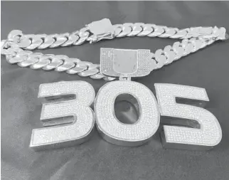  ?? DAVID FURONES/SUN SENTINEL ?? The Miami Hurricanes’ new Turnover Chain has a big, flashy 305 charm to represent Miami-Dade County. It debuted on Saturday night during UM’s opener against the Florida Gators in Orlando.