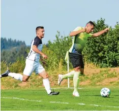  ?? Foto: Peter Kleist ?? Diese große Chance für den SV Ried ließ Spielertra­iner Dominik Koch (rechts) selber liegen – so hieß es gegen Affing II am Ende 1:1.