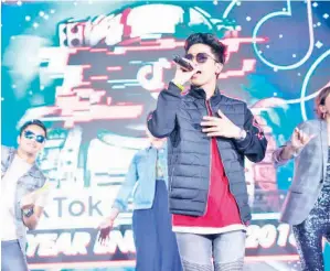  ??  ?? HAQIEM Rusli beraksi di pentas bersama selebriti tempatan di Parti TikTok.