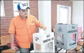  ??  ?? Jorge Aldana, candidato a la Alcaldía por Libre, depositand­o sus papeletas.