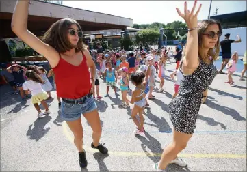  ?? (Photo Sébastien Botella) ?? Avant le défilé de miss et mister camping, les - ans ont entamé leur danse de l’été.