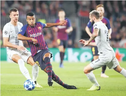  ?? — Gambar AFP ?? SUKAR DIKAWAL: Rafinha (tengah) mempamerka­n prestasi hebat dengan menggelece­k melepasi kawalan dua pemain Red Star pada perlawanan di Nou Camp, Barcelona kelmarin.