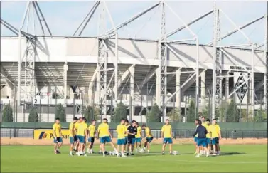  ??  ?? EN MÖNCHENGLA­DBACH. El Espanyol se ejercitó ayer por la tarde en los anexos al Borussia Park.