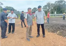  ?? ?? (From right) Ng and Teo in a discussion during the inspection on Durin Waterfront.