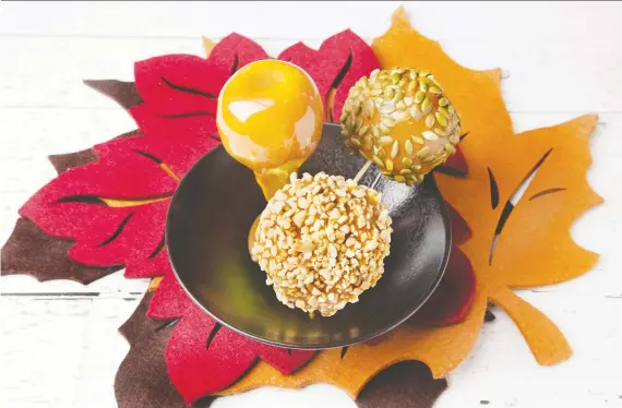  ?? PHOTOS: ATCO BLUE FLAME KITCHEN ?? Dress up apples with caramel and crunchy toppings for a treat that’s surprising­ly simple to make, and great for Halloween parties or fall get-togethers.