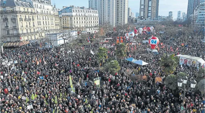  ?? AFP ?? Fuerte presencia. Las manifestac­iones contra el proyecto oficial colmaron las calles de Francia. En la imagen, miles de personas reunidas Plaza Italia, en el centro de París.