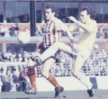  ??  ?? Mark Proctor surges forward from midfield for Sunderland