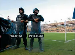  ??  ?? Hubo una gran presencia policíaca en la cancha antes de iniciar el duelo.