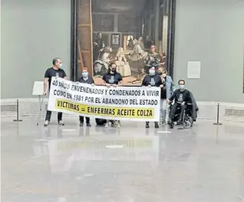 ?? ?? Media docena de afectados por el aceite de colza en 1981 protestaro­n hace dos semanas en el Prado.