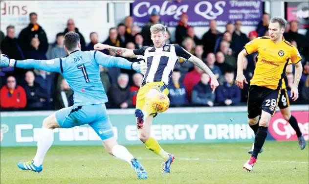  ?? PICTURES: Dan Westwell ?? STALEMATE: Newport County goalkeeper Joe Day does enough to put off Notts County’s Jon Stead when he’s clean through