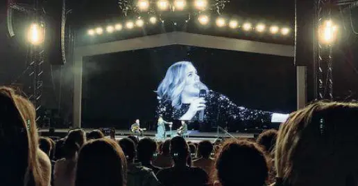  ??  ?? Adele sul palco dell’Arena di Verona lo scorso maggio in un’immagine scattata da un fan (su Melty.it), a sinistra Bono Vox, cantante della band irlandese U2 durante un concerto