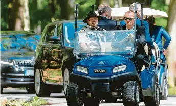  ?? Foto: Petr Topič, MAFRA ?? Delegace Šéf Lánské obory Miloš Balák (v klobouku) během návštěvy bývalého slovenskéh­o prezidenta Kisky.