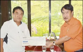 ??  ?? Manuel Agcaoili, Philex senior vice president for operations and Padcal mine resident manager (right), hands over the check payment to Itogon Mayor Victorio Palangdan.